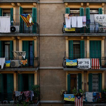 Imagen de 2016 en Barcelona. De los balcones de la Barceloneta cuelgan carteles donde se lee "no a los pisos turísticos".