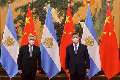 El presidente de China, Xi Jinping, junto a su homólgo argentino, Alberto Fernández, durante un encuentro oficial en Pekín el 6 de febrero.