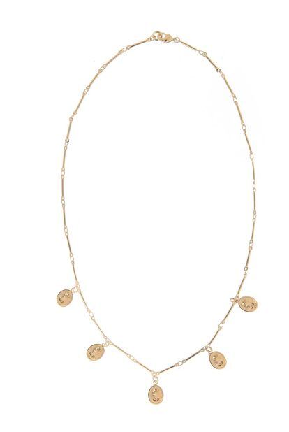 Collar con medallas en oro amarillo, de Dear Charlotte (86 euros).