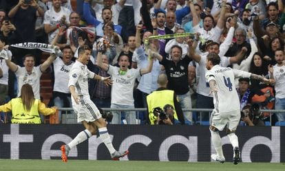 El jugador del Real Madrid Cristiano Ronaldo celebra el primer gol del partido con su compañero Sergio Ramos.