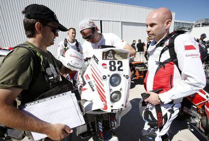 El piloto polaco Michal Hernik (d), el pasado sábado.