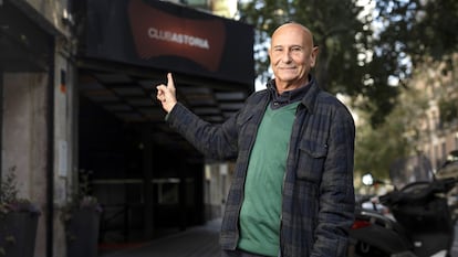 Carlos Mir, especialista en cine, posa frente al antiguo cine Astoria, en Barcelona.