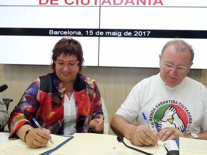 La consejera de Trabajo y Asuntos Sociales, Dolors Bassa, y Diosdado Toledano, de la Comisi&oacute;n Promotora de la renta garantizada.