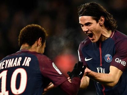 Cavani celebra con Neymar despu&eacute;s de marcar un gol.