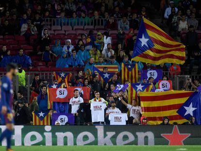 Un grupo de asistentes al partido entre el FC Barcelona y el Olympiakos agitan banderas independentistas.