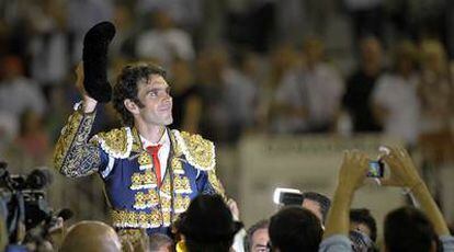 José Tomás, a hombros, en la plaza Monumental de Barcelona el pasado mes de septiembre.