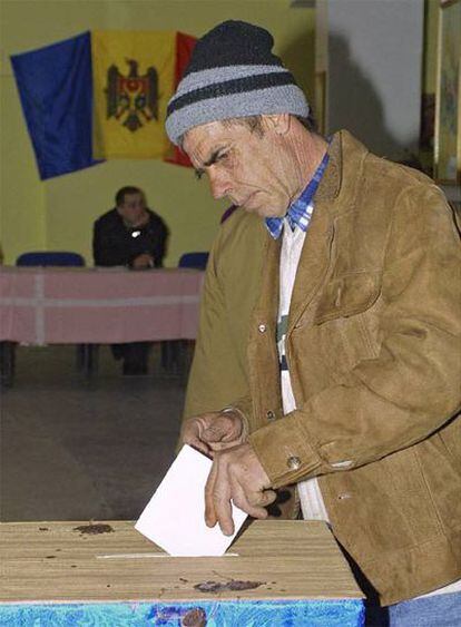 Un hombre introduce su voto hoy en Dorotcaia, en Moldavia