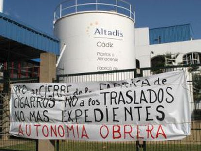 Imagen del exterior de la f&aacute;brica de Altadis de C&aacute;diz, durante las protestas contra el cierre de la f&aacute;brica, en 2003.   