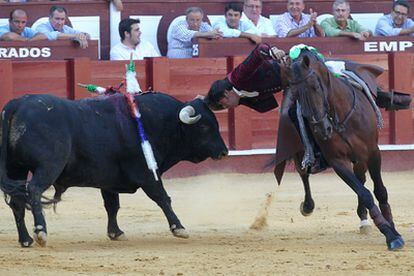 El rejoneador Diego Ventura, ayer ante su segundo toro en la palaza de La Malagueta.