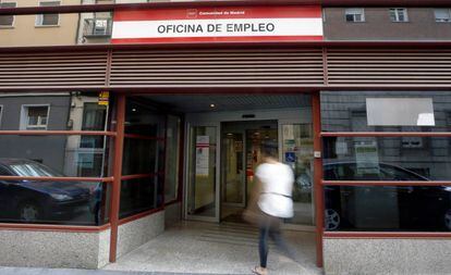 Una mujer entra en una oficina de empleo en Madrid