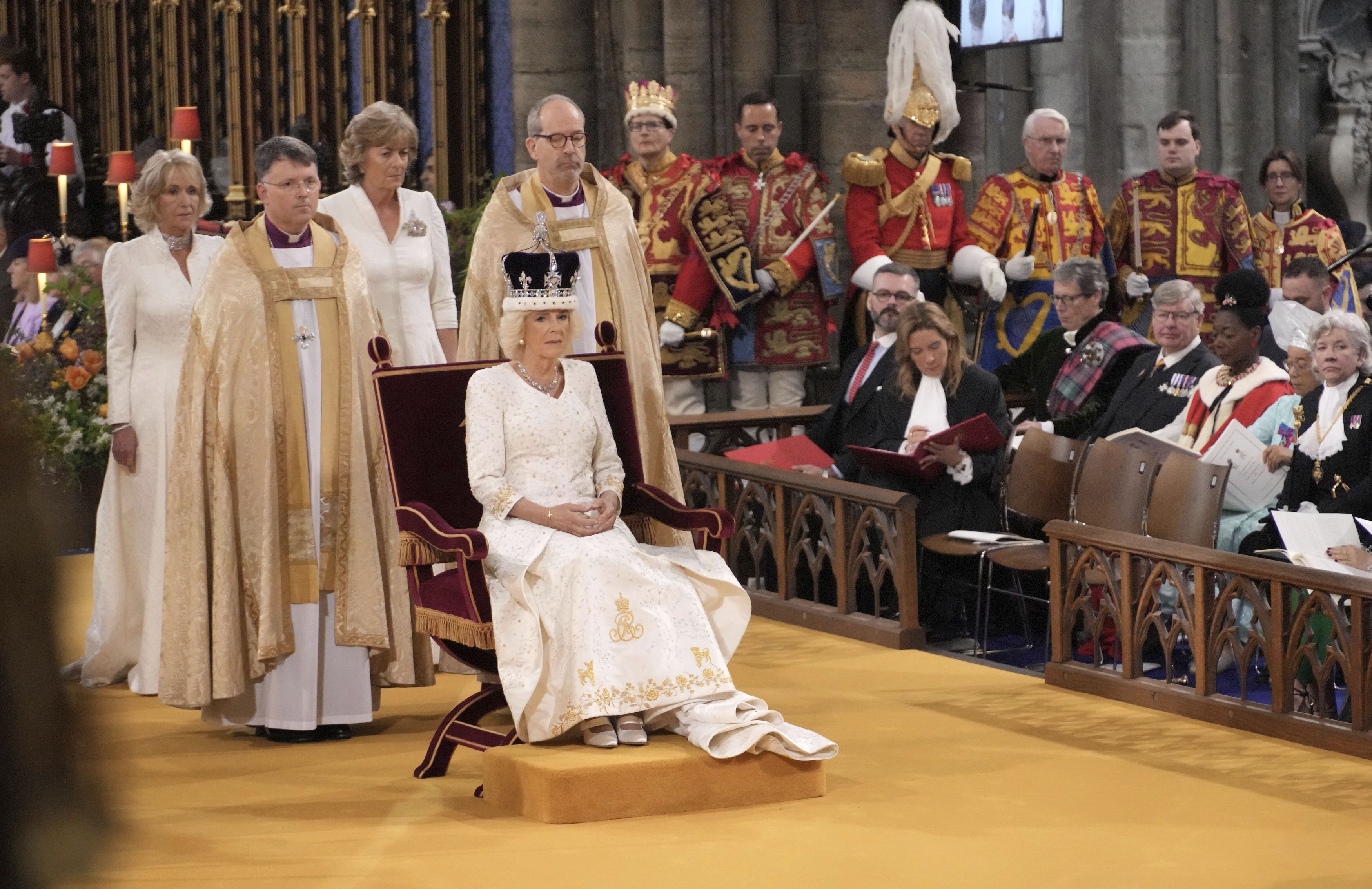 La reina Camila, coronada con la corona de la Reina Mary.