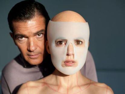 Los actores Antonio Banderas y Elena Anaya en la pel&iacute;cula &#039;La piel que habito&#039; de Pedro Almod&oacute;var.