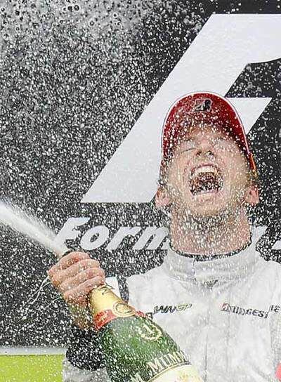 Jenson Button celebra su victoria en Montmeló.