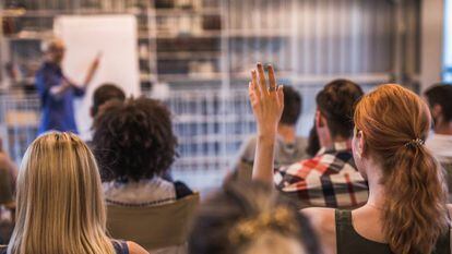 La menor propensión de las mujeres a preguntar en clase o en reuniones de trabajo es una fuente sutil, pero importante, de desigualdad de género.