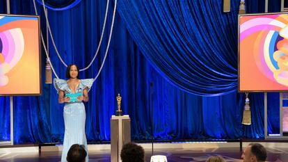 La actriz Regina King presenta el Oscar a Mejor guion adaptado durante la retransmisión de la 93ª edición de los premios Oscar desde Los Ángeles.