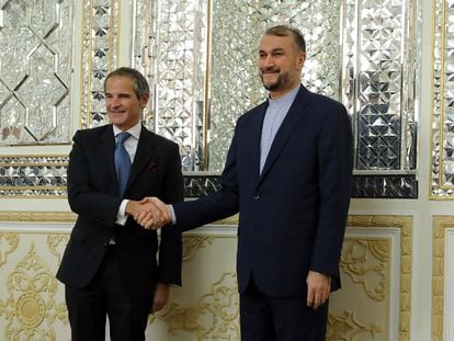 El director del OIEA, Rafael Mariano Grossi, con el ministro de Exteriores iraní, Hossein Amir-Abdollahian, en Teherán, la semana pasada.