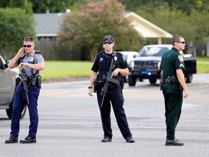 Varios agentes de policía en Baton Rouge (Lousiana) este domingo.