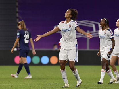 Wendie Renard (centro) celebra con sus compañeras el pase del Lyon a la final de la Champions tras derrotar este miércoles al PSG en San Mamés.