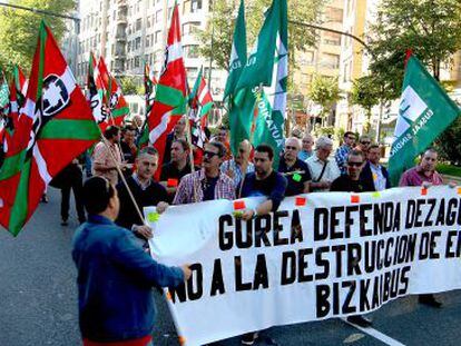 Manifestaci&oacute;n de los trabajadores de Bizkaibus este lunes en Bilbao. 