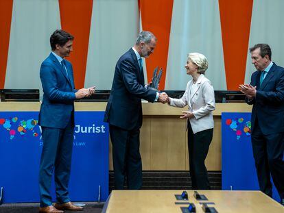 El Rey entrega el premio del Congreso Mundial de Juristas a Ursula von der Leyen en presencia de Justin Trudeau y Javier Cremades, este viernes en Nueva York.