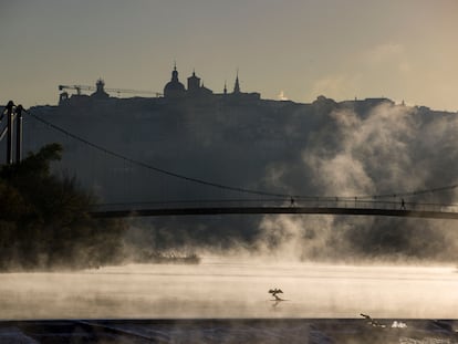 Vista de la niebla sobre el río Tajo con la ciudad de Toledo al fondo, la mañana del jueves.