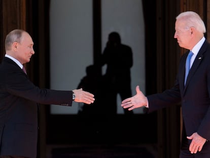 Vladímir Putin y Joe Biden se saludan antes del inicio de la reunión, este miércoles en Ginebra (Suiza).