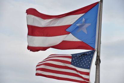 La bandera de  Estados Unidos y Puerto Rico ondean juntas en San Juan.