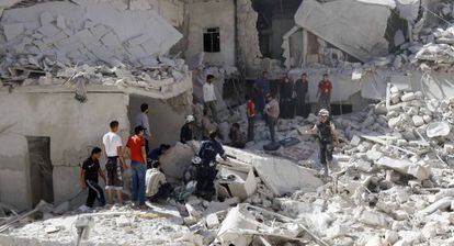 B&uacute;squeda de supervivientes tras el bombardeo de un edificio en Alepo. 