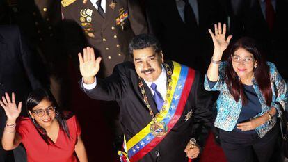 Nicol&aacute;s Maduro junto a la primera. dama Cilia Flores. (derecha) y la presidenta de la Asamblea Nacional Constituyente Delcy Rodr&iacute;guez.