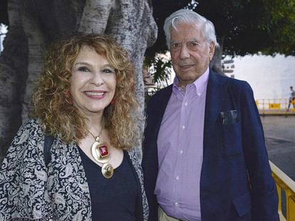 Los escritores Gioconda Belli y Mario Vargas Llosa, el martes en la isla de La Palma.  