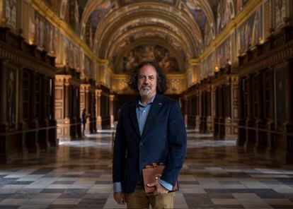 Manuel Maqueda, en la biblioteca del Real Monasterio de El Escorial. “Aquí no hay plásticos y es un sitio pensado para durar”, dice el profesor de la Universidad de Harvard.