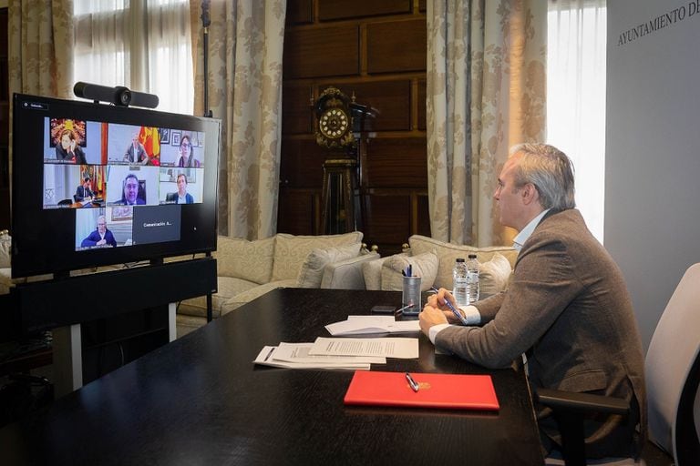 El alcalde de Zaragoza, Jorge Azcón, en videoconferencia con los alcaldes de las siete ciudades más pobladas de España.
