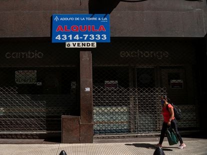 Un peatón pasa frente a una tienda de cambio de moneda cerrada en el centro de Buenos Aires, Argentina, el 8 de noviembre de 2021.