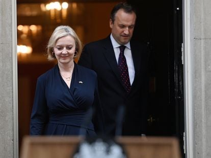 London (United Kingdom), 20/10/2022.- British Prime Minister Liz Truss (L) with her husband ahead of delivering a resignation statement outside 10 Downing Street in London, Britain, 20 October 2022. Truss gave in to increasing calls for her to resign from Tory MPs. She will remain in power until a new prime minister will be appointed. (Reino Unido, Londres) EFE/EPA/ANDY RAIN
