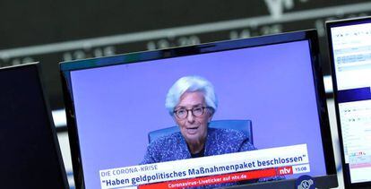 Una televisión muestra a Christine Lagarde ante una pantalla de cotizaciones en la Bolsa de Fráncfort. 