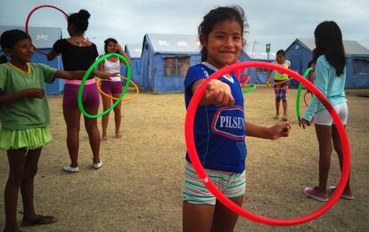 Una niña juega en el albergue oficial de Jaramijó (Manabí, Ecuador).