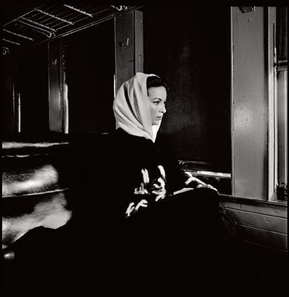La actriz María Félix, en un vagón durante el rodaje de 'La Escondida' (1955).
