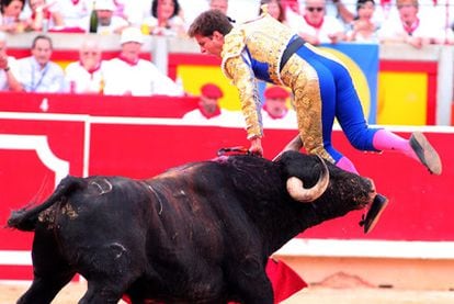 El Juli es volteado por el quinto toro de la tarde.