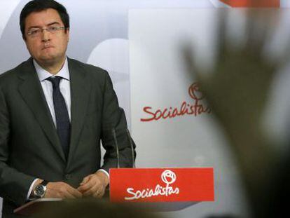 El secretario de Organizaci&oacute;n del PSOE, &Oacute;scar L&oacute;pez, durante la rueda de prensa.