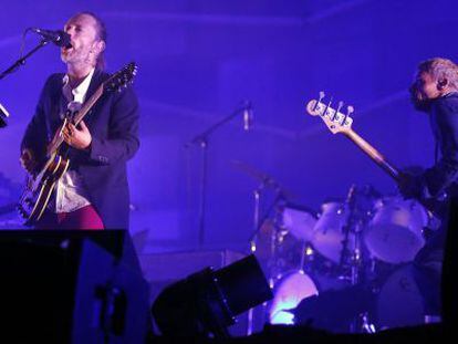 Thom Yorke y Flea, el bajista de Red Hot Chili Peppers, en un concierto con su proyecto Atoms of Peace
