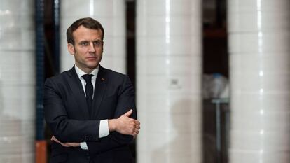 El presidente francés, Emmanuel Macron, en una fábrica de Saint-Barthelemy-d'Anjou (Francia), el pasado 31 de marzo.