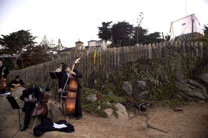Musicos tocan este lunes 8 de abril durante la exhumaci&oacute;n de los restos del poeta Pablo Neruda en Isla Negra (Chile).