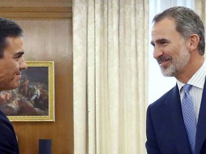 El presidente del Gobierno en funciones y líder del PSOE, Pedro Sánchez (izquierda), en su encuentro con el Rey Felipe VI.