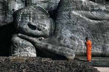 Imagen de Buda reclinado en Polonnaruwa (una de las antiguas capitales de Sri Lanka), con las líneas de los pliegues de la túnica talladas armoniosamente en la roca.