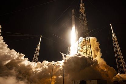Un cohete Falcon 9 de SpaceX despega en la misión CRS-17.