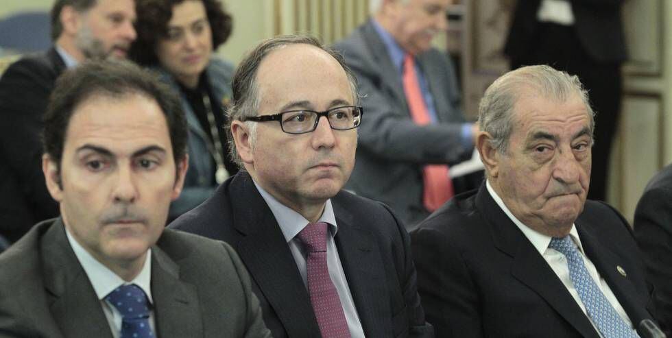 El presidente de Iberia, Javier Sánchez-Prieto (I); el CEO de IAG, Luis Gallego, y el propietario de Air Europa, Juan José Hidalgo.