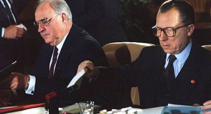 El canciller alemán Helmut Kohl (izquierda) junto con el presidente de la Comisión Europea Jacques Delors, en junio de 1991.