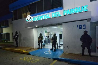 La policía clausura el Hospital del Parque, uno de los centros donde sucedieron los contagios de meningitis, el 4 de noviembre de 2022.