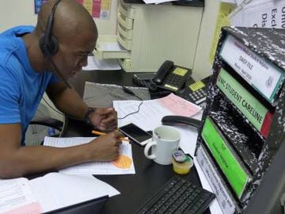 Un técnico de Sadag especializado en atender llamadas de estudiantes con tendencias suicidas, en la oficina de Johannesburgo.