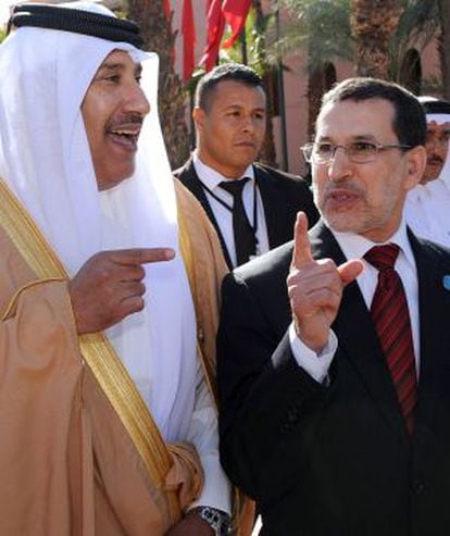 El primer ministro catarí, Hamad bin Jassim al Thani (izq.) y el ministro de Exteriores marroquí, Saad-Eddine El Othmani, acuden a la cumbre.